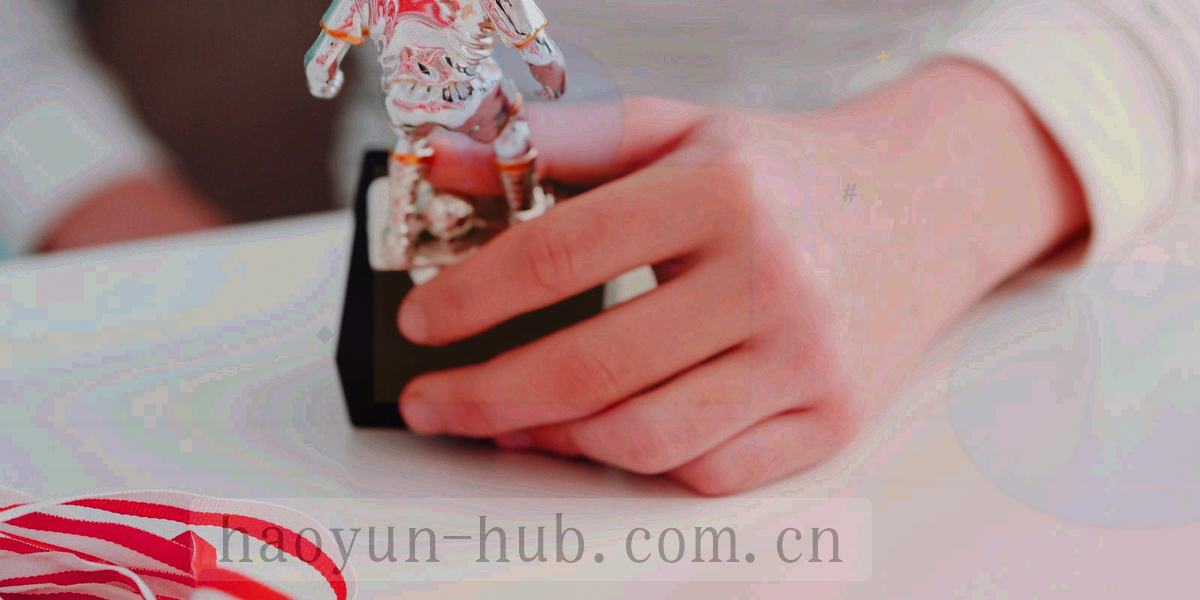 金色光带穿过等宽周次刻度，背景为深海蓝